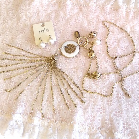 Vintage NEW mia collection Handmade Gold Beads Charms Gold Tone Necklace - Picture 3 of 9